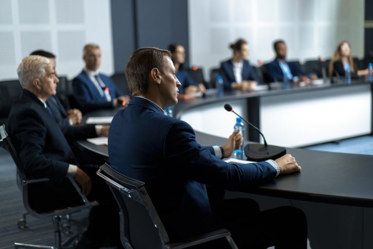 علت چسبیدن شلوار به پا